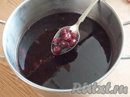 Варенье снимите с огня. Вишня должна быть не сильно разваренной.