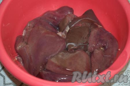 Промоем печень индейки под холодной водой, дадим стечь воде. Индюшиная печень похожа на куриную, но гораздо крупнее её.