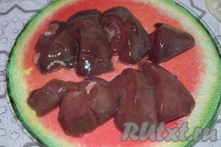 Нарежем печень на кусочки не крупного размера.