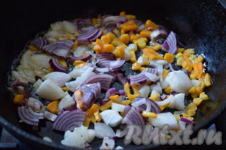 Отправляем в разогретую&nbsp;сковороду лук и морковь, жарим на среднем огне, иногда помешивая, до прозрачности овощей (примерно, 7-8 минут).