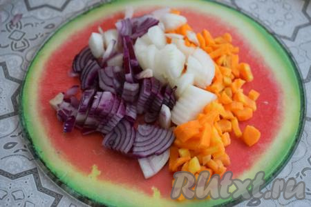 Очистим лук и морковь от кожицы. Нарежем морковь на кубики, а лук - на четверть кольца.