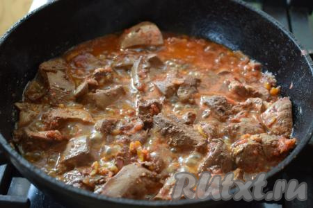 Уменьшаем огонь до самого слабого и тушим печень индейки с овощами, примерно, 12-15 минут, периодически&nbsp; её помешивая. Тушить печень можно и накрыв сковороду крышкой, и не накрывая (при тушении под крышкой подливы будет больше, а при тушении без крышки жидкость будет активнее выпариваться). Это блюдо я тушила без крышки.