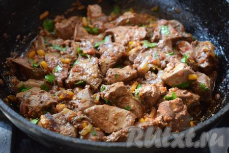 Наша очень сочная, мягкая тушёная печень индейки готова. Подаём её к любому гарниру на ваш вкус. Овощи, которые тушились вместе с индюшиной печенью, получаются не менее вкусными, чем сама печёнка.