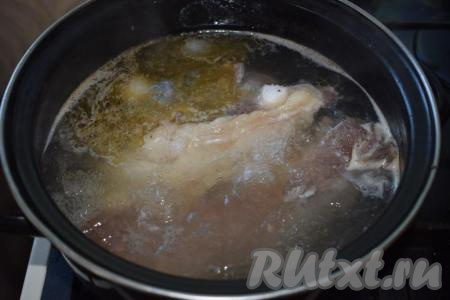 Отварим говядину до готовности, для этого в кастрюлю нальём воду, выкладываем кусок говядины (я варила 1 килограмм). Мясо должно быть полностью покрыто водой. Добавим в воду 1 луковицу, горошинки чёрного перца, 1 морковку и 1 лавровый листик, ставим на огонь, после закипания уменьшаем огонь, снимаем пену и варим мясо&nbsp;в течение 1,5-2 часов. Готовый бульон используем для приготовления первых блюд, мясо вынимаем и даём остыть. Нам понадобится 300-350 грамм отварной говядины для тушения её с картошкой в мультиварке, оставшееся варёное мясо можно использовать для приготовления первого блюда. Если говядину варим накануне, то кладём остывшее мясо&nbsp;в холодильник до того времени, пока оно нам не понадобится, но не стоит хранить отварное мясо в холодильнике более 2 дней.