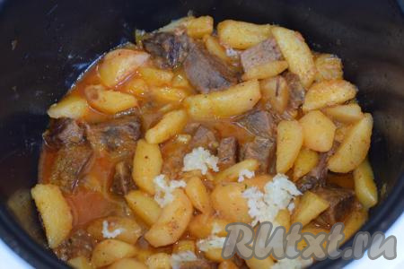 Когда мультиварка закончит свою работу, открываем крышку и добавляем чеснок, пропущенный через чеснокодавку, перемешиваем.