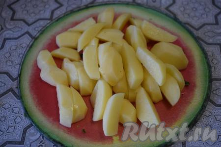 Нарезаем картофель на довольно крупные брусочки.