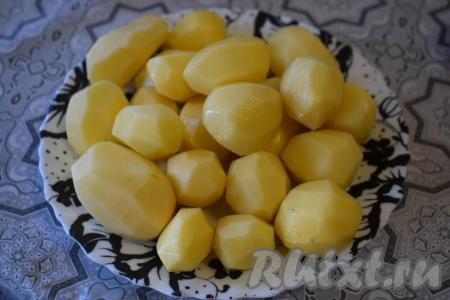 Очистим картошку от кожуры и промоем под проточной водой.