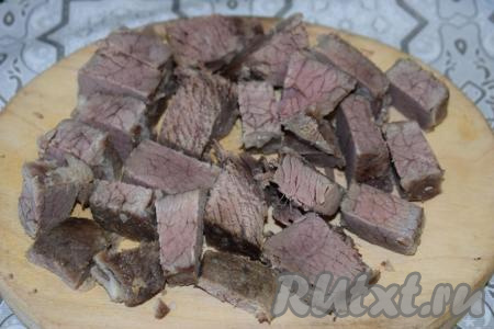 Отварную говядину нарезаем кубиками.