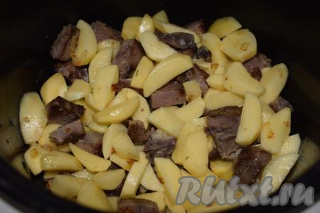 Далее к луку и говядине выкладываем нарезанный картофель.