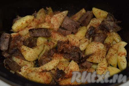 Солим, добавляем специи и перемешиваем. Жарим картофель с говядиной и луком, примерно, 15 минут под закрытой крышкой мультиварки, периодически помешивая.