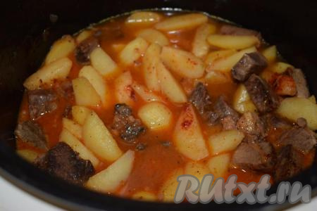 Закрываем крышку мультиварки.