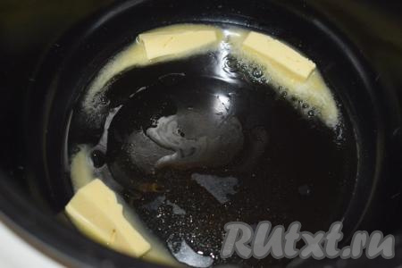 Мультиварку Редмонд включаем на режим "Жарка", вид продукта "Мясо" - этот режим длится 40 минут, что нам и нужно. Наливаем в чашу растительное масло и кладём грамм 50 сливочного масла.