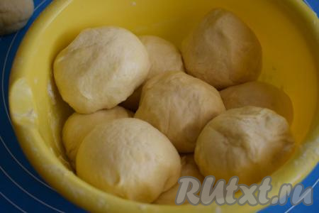 Округляем комочки теста и складываем их в миску.&nbsp;Миску с комочками держим в холодильнике. Достаём по 1 комочку&nbsp;и с ним работаем.