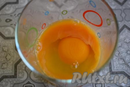 В стакан вбиваем яйца.