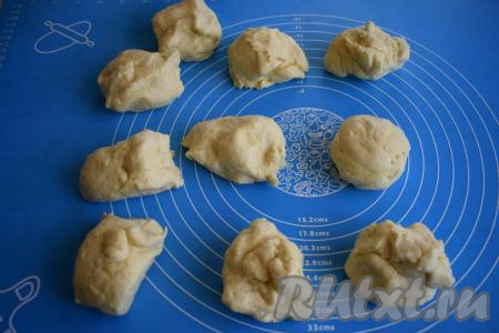 Охлаждённое тесто достаём и делим на, примерно, равные кусочки. У нас должно получиться около 10 кусочков.