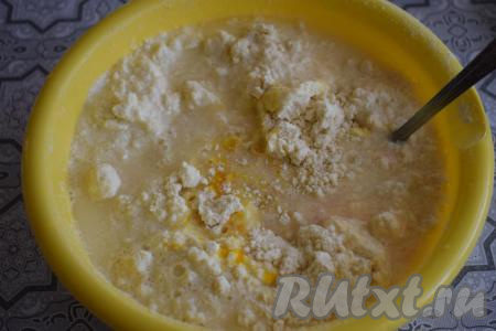 Выливаем смесь воды, уксуса,&nbsp;и сырых яиц к мучной крошке и начинаем замешивать тесто. Сначала замешиваем ложкой, а после того как тесто схватится, месим руками.