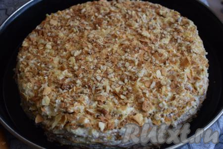 Корж для посыпки измельчаем скалкой и посыпаем им верхний корж, смазанный кремом.