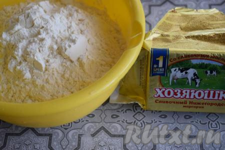 Для приготовления коржей просеем муку в глубокую миску.