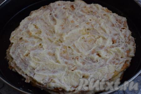 Таким образом собираем весь торт. Один корж оставляем для посыпки верха торта.