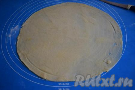 Раскатываем заготовку на столе, припылённом мукой в круг диаметром 28 см. Обрезаем края, используя&nbsp;тарелку (или крышку) нужного диаметра.