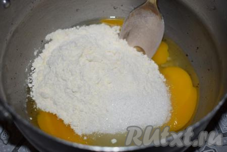 Готовим два крема. Сначала заварной, так как ему надо будет полностью остыть. Крем можно приготовить и накануне вечером. В алюминиевой кастрюле&nbsp;(это важно&nbsp;(!),&nbsp;в эмалированной кастрюле крем может подгореть)&nbsp;смешиваем яйца, сахар, ванилин и&nbsp;муку.