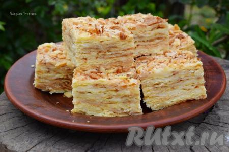 Отправляем торт в холодильник и даём ему настояться минимум 8-10 часов. По прошествии времени нарезаем "Наполеон", приготовленный в домашних условиях, на порционные кусочки и подаём гостям, родным и близким.&nbsp;Такой торт делается с начинкой из двух видов крема, поэтому требует достаточно&nbsp;времени и усилий, но старания непременно будут оправданы и вознаграждены великолепным вкусом и радостными впечатлениями близких!