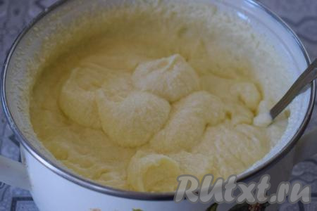 Затем к масляному крему, по 3 столовых ложки, начинаем добавлять полностью остывший заварной крем, не переставая взбивать миксером. Таким образом вмешиваем весть заварной крем в масляный. Крема у нас получится много, но и торт будет не маленьким, примерно, 2,5 килограмма. Посмотрите, каким воздушным, держащим форму, получился крем. Он невероятно вкусный, нежный и ароматный, с таким двойным кремом торт "Наполеон" получается нереально вкусным!