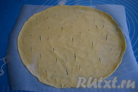 Далее на корже делаем насечки ножом для того, чтобы корж сильно не вздувался во время выпечки и&nbsp;чтобы крем легче проникал в процессе пропитки торта.