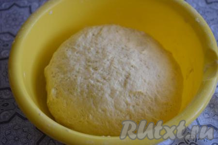 Готовое тесто накрываем плёнкой и отправляем в морозилку на 30-40&nbsp;минут.