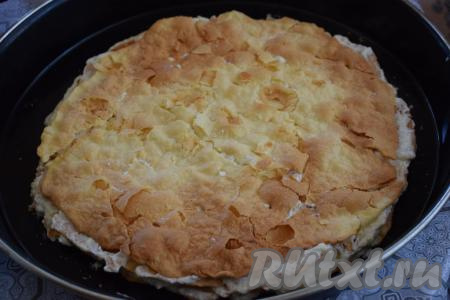 Теперь настало время собирать "Наполеон". На дно&nbsp;формы&nbsp;кладём пару столовых ложек крема и разравниваем по диаметру коржа ложкой. На крем кладём корж и сверху смазываем кремом. Крема кладите много - по 4&nbsp;столовых ложки. Наш "Наполеон" должен хорошо пропитаться. Когда выкладываете коржи друг на друга, не бойтесь поломать их, нам как раз и нужно, чтобы коржи сломались, дали много слоёв и трещинок.