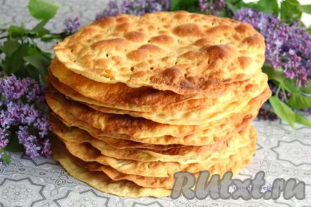 Готовые коржи складываем стопочкой друг на друга и полностью охлаждаем. В итоге я испекла 12 коржей (2 коржа получились из обрезков теста).