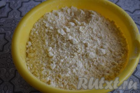 Рубим ножом масло и маргарин с мукой до получения лёгкой крошки.