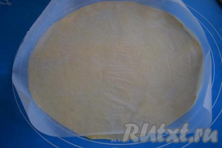 Далее делюсь своей хитростью: нарезаем фольгу или пергаментную бумагу на квадраты, кладём бумагу на раскатанный корж и быстро гладим пергамент руками, корж прилипает к бумаге и легко переворачивается.