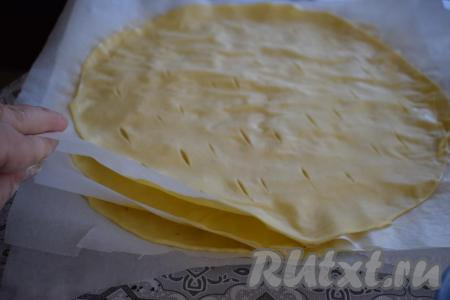 Таким образом я раскатываю все коржи и стопочкой складываю их друг на друга. Такой способ очень экономит время приготовления и место на рабочем столе.