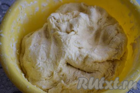 Тесто на коржи должно получиться довольно плотным, крутым, оно совершенно не липнет к рукам и хорошо держит форму.