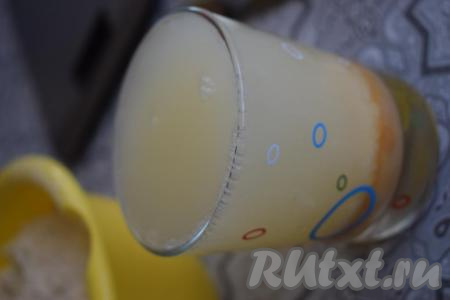 Добавляем в стакан уксус и холодную кипячёную воду.