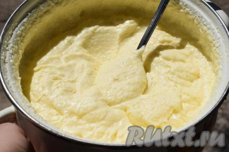 Далее готовим масляный крем, для этого пачку размягчённого сливочного масла (масло нужно заранее достать из холодильника, чтобы оно полежало и размягчилось) взбиваем при помощи миксера до воздушной пены. Далее добавляем струйкой сгущённое молоко в 3 приёма, каждый раз взбивая миксером. Взбиваем, пока он не превратится в единую глянцевую, однородную, воздушную массу.