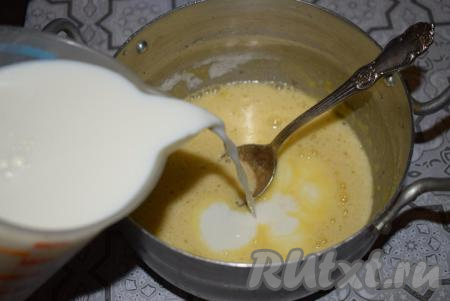 Добавляем молоко и перемешиваем.