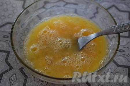 Смешаем яйца с солью и специями при помощи вилки до однородности.