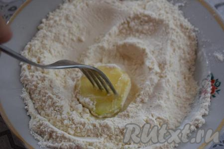 А затем выкладываем в муку с солью и обваливаем&nbsp;со всех сторон в мучной смеси.