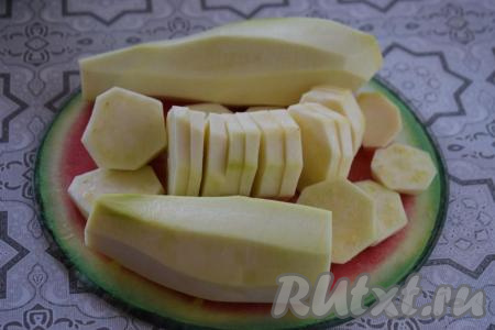 Если кожица у кабачков не очень тонкая, лучше её удалить. Нарежем кабачки на кружочки толщиной 0,5 см.