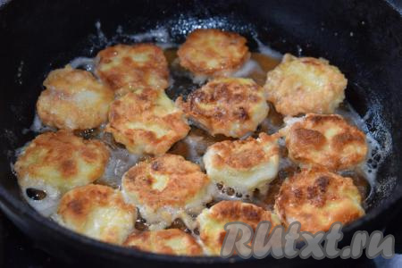 Затем переворачиваем кабачки на другую сторону и жарим их ещё 3-4 минуты (до образования румяной, аппетитной корочки). Когда кабачки первой партии будут готовы, перекладываем их на тарелку, застеленную бумажным полотенцем, а затем я рекомендую помыть сковороду, так как на дне остаются крупинки муки и при дальнейшей жарке крупинки будут подгорать, давая тёмный налёт на корочке. Таким образом обжарить все кружочки кабачков, запанированные в муке и яйце. У меня получилось 3 партии жареных кабачков.