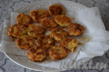Готовые кабачки снимаем со сковороды&nbsp;и выкладываем на бумажные полотенца для удаления лишнего масла.