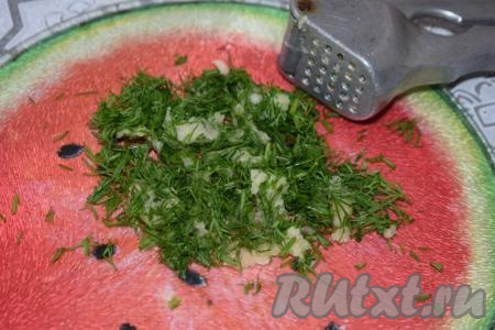 Укроп нарезаем мелко, чеснок очищаем от кожицы и пропускаем через пресс. Смешиваем зелень с чесноком.&nbsp;Покрываем поверхность кабачков смесью укропа и чеснока и подаём блюдо к столу.