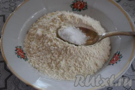 Муку насыпаем в глубокую тарелку и добавляем к ней чуть больше половины чайной ложки соли, перемешиваем до однородности.