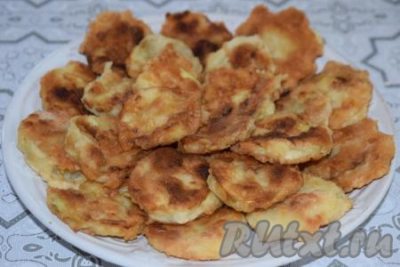 Затем выкладываем жареные кружочки&nbsp;кабачков&nbsp;на блюдо для подачи.