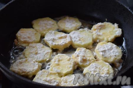 Ставим сковороду на огонь, наливаем в неё растительное масло (обычно у меня хватает на жарку одной партии 2 столовых ложек масла). В разогретое масло выкладываем подготовленные кружочки кабачков в один слой. Жарим кабачки на среднем огне сначала с одной стороны, примерно, 3-4&nbsp;минуты (до румяности).&nbsp;