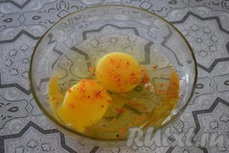 В миску разобьём яйца, добавим соль и специи по желанию.