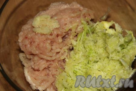 К кабачку с фаршем выложить очищенный и пропущенный через пресс зубчик чеснока.