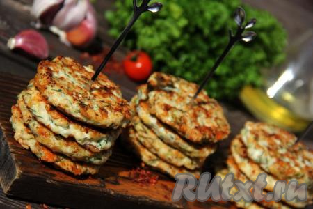 Оладушки подать к столу в тёплом виде со сметаной. Оладьи, приготовленные из куриного фарша с добавлением кабачка, получаются аппетитными и очень вкусными, попробуйте!